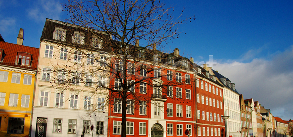 만족 사람없음 JPG 포토 해외이미지 가로 갈색 건물 건축양식 관광지 구시가지 노란색 덴마크 도시 도시풍경 빨간색 야외 옛날 오렌지 유럽 일렬 주택 줄무늬 직사각형 창문 컬러풀 코펜하겐 타운 파란색 하늘 해외202004 해외포토 회색