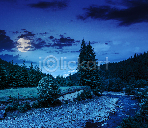 사람없음 JPG 포토 해외이미지 계곡 구름(자연) 나무 달 보름달 야간 야외 파란색 풍경(경치) 하늘 해외202004