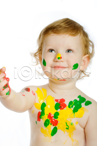 기쁨 반가움 행복 백인 아기 한명 JPG 포토 해외이미지 걸음마 고립 노란색 놀이 미소(표정) 미술 얼룩 예술가 장난 점 초록색 페인트 해외202004 흰색