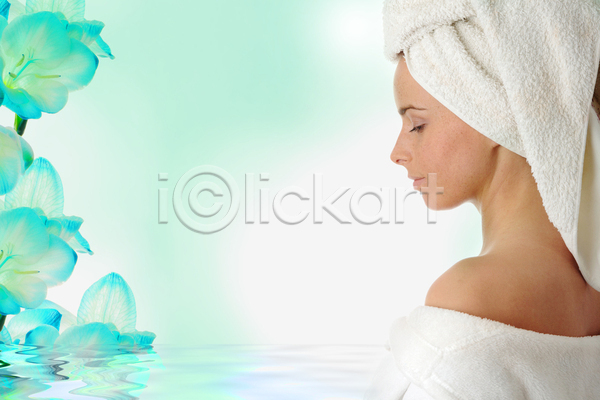 휴식 백인 성인 여자 한명 JPG 포토 해외이미지 가운 건강 라이프스타일 목욕 목욕가운 미용사 뷰티 수건 식물 얼굴 응시 의료성형뷰티 추상 파란색 피부 피부관리 해외202004