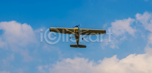 새로움 사람없음 JPG 포토 해외이미지 곡예비행 곡예사 공항 교통시설 구름 기계 대패 묘기 복고 비행 비행기 쇼 수확 스포츠 에어쇼 여행 옛날 작음 장비 취미 파란색 프로펠러 하늘 항공 해외202004 해외포토