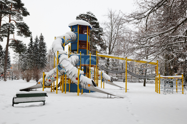 떨어짐 추위 사람없음 어린이 JPG 포토 해외이미지 겨울 공원 나무 냉동 놀이터 도시 미끄럼틀 야외 자연 장면 탑 하늘 해외202004 흰색