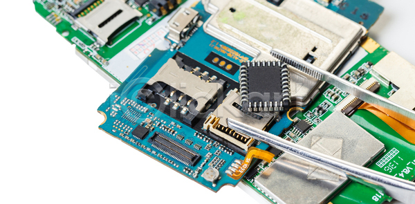 스마트 사람없음 JPG 포토 해외이미지 고정 공구 깨짐 도구 디지털 마더보드 모바일 무선전화기 백그라운드 부분 서비스 세포 셀룰러 손상 수리 순환 스마트폰 스크린 오브젝트 장비 전자 전화기 통신 핀셋 해외202004 해외포토 핸드폰 흰색
