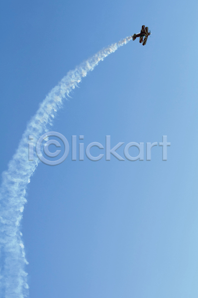 사람없음 JPG 포토 해외이미지 곡예비행 구름(자연) 비행기 비행운 야외 에어쇼 연기 제트기 주간 파란색 하늘 해외202004