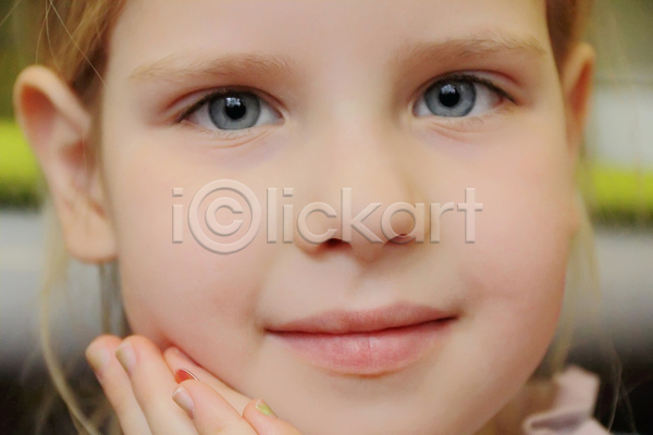기쁨 백인 어린이 한명 JPG 포토 해외이미지 금발 눈(신체부위) 미소(표정) 얼굴 유럽 천사 파란색 표현 해외202004 흰색