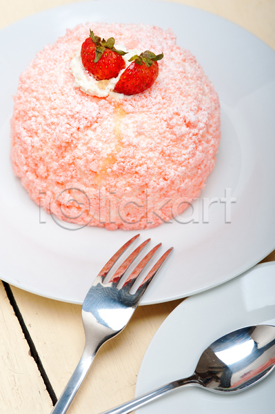 달콤 사람없음 JPG 포토 해외이미지 딸기 딸기케이크 분홍색 생크림 숟가락 접시 케이크 포크 해외202004