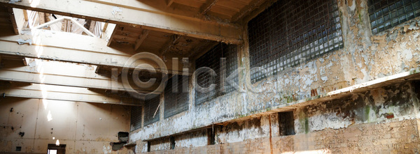 낭비 위험 사람없음 JPG 포토 해외이미지 건물 건축양식 검은색 공장 구식 그런지 금속 깨짐 내부 도시 먼지 방치 백그라운드 버리기 벽 벽돌 복고 빛 산업 수확 썩음 어둠 옛날 유리 직장 창고 창문 철강 파멸 폐기물 해외202004 해외포토