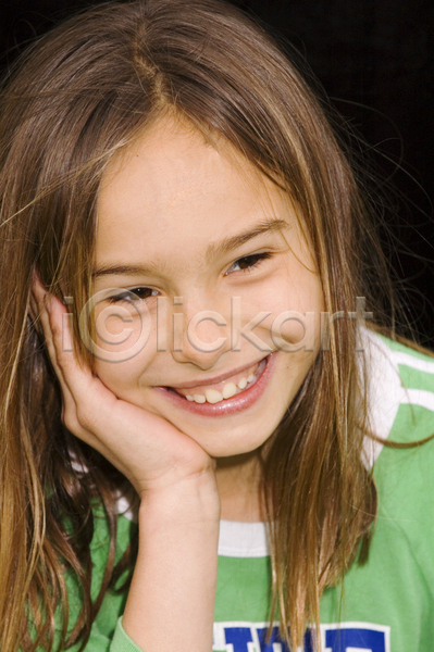 어린이 한명 JPG 포토 해외이미지 갈색 갈색머리 눈(신체부위) 미소(표정) 치아 해외202004