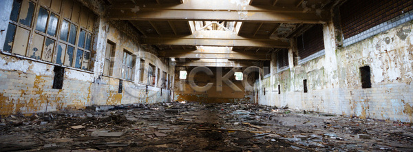 낭비 위험 사람없음 JPG 포토 해외이미지 건물 건축양식 검은색 공장 구식 그런지 금속 깨짐 내부 도시 먼지 방치 백그라운드 버리기 벽 벽돌 복고 빛 산업 수확 썩음 어둠 옛날 유리 직장 창고 창문 철강 파멸 폐기물 해외202004 해외포토