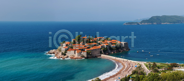 고급 휴식 사람없음 JPG 포토 해외이미지 건물 건축양식 만 맑음 몬테네그로 물 바다 백그라운드 보트 빌라 섬 야외 여름 여행 여행객 역사 오렌지 자연 재산 주택 지붕 지중해 파노라마 파라다이스 파란색 풍경 하늘 해변 해외202004 해외포토 휴가