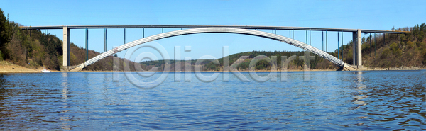 긴장 스트레스 사람없음 JPG 포토 해외이미지 강 건물 건축양식 공학 구름 남쪽 도시 만 맑음 물 수평선 숲 아치 안테나 유럽 정상 지원 철강 체코 파란색 풍경 하늘 항구 해외202004 해외포토 활 회색 흰색