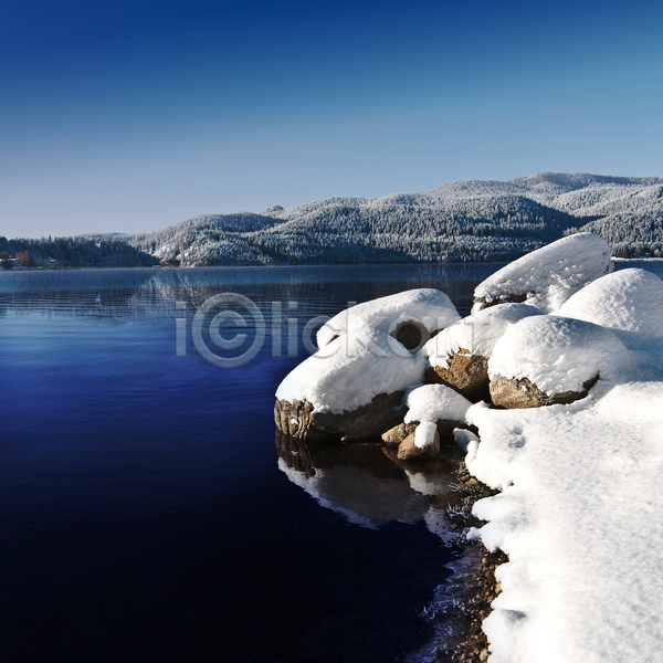 사람없음 JPG 포토 해외이미지 겨울 겨울풍경 눈(날씨) 눈덮임 돌(바위) 야외 자연 주간 하늘 해외202004 호수