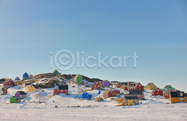 사람없음 JPG 포토 해외이미지 겨울 겨울풍경 그린란드 마을 설원 알록달록 야외 주간 주택 하늘 해외202004