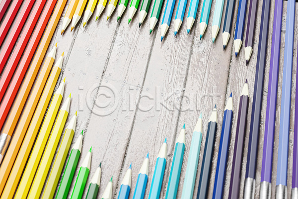 사람없음 JPG 포토 해외이미지 나무바닥 디자인 무지개색 문구용품 미술 백그라운드 색연필 스펙트럼 오브젝트 컨셉 하트