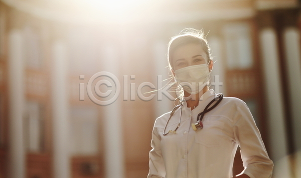 성인 성인여자한명만 여자 한명 JPG 앞모습 포토 해외이미지 간호사 마스크 병원 상반신 서기 야외 유니폼 의사 주간 청진기