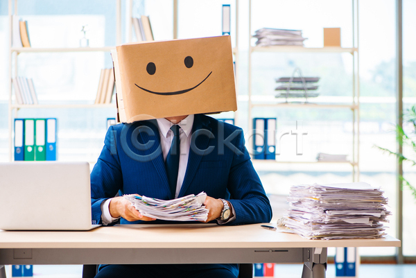 남자 성인 성인남자한명만 한명 JPG 앞모습 포토 해외이미지 들기 미소(표정) 비즈니스맨 사무실 상반신 서류더미 실내 업무 정장 종이상자