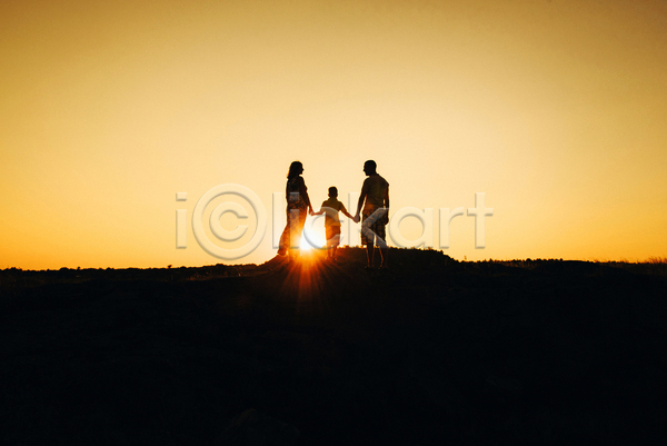남자 성인 세명 소년 어린이 여자 JPG 실루엣 포토 해외이미지 상반신 손잡기 야외 주간 풍경(경치) 햇빛