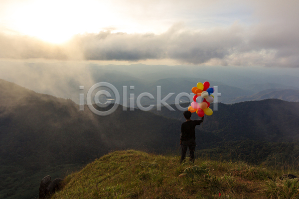 성인 성인남자한명만 한명 JPG 뒷모습 포토 해외이미지 들기 야외 언덕 전신 태국 풍경(경치) 풍선