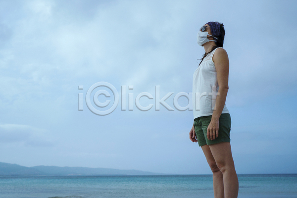 보호 위험 백인 사람 여자 한명 JPG 포토 해외이미지 가면 감염 건강 건강관리 고립 돌봄 라이프스타일 물 바다 바이러스 안전 야외 얼굴 여름(계절) 여행 예방 전염병 질병 하늘 호흡기관 혼자 휴가
