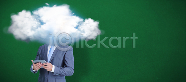 남자 성인 성인남자한명만 한명 JPG 앞모습 포토 해외이미지 구름(자연) 들기 비즈니스맨 상반신 정장 초록배경 태블릿