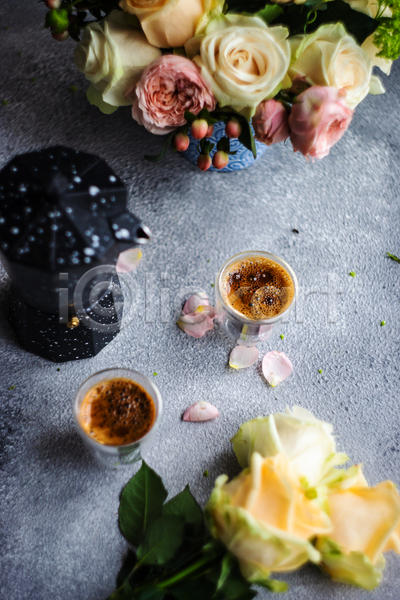 사람없음 JPG 포토 해외이미지 꽃병 꽃잎 모카포트 에스프레소 잔 장미 회색배경