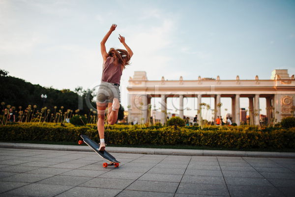 성인 성인여자한명만 여자 한명 JPG 뒷모습 포토 해외이미지 공원 손들기 스케이터 스케이트보드 야외 전신 점프 주간