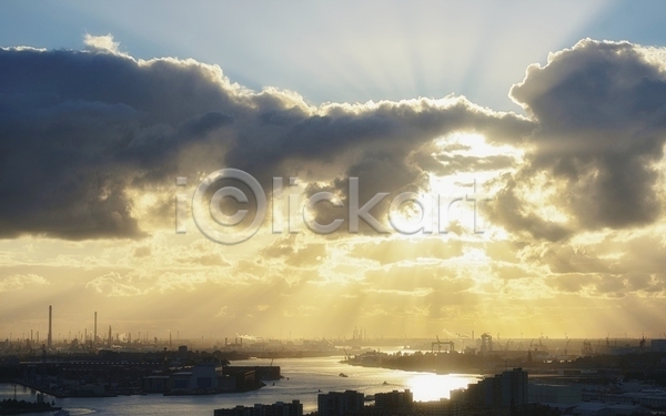 사람없음 JPG 포토 해외이미지 구름(자연) 빛무리 산업시설 산업현장 야외 일몰 조선소 주간 하늘