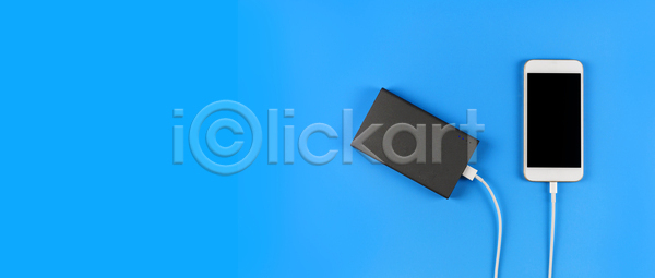 스마트 사람없음 JPG 포토 해외이미지 USB 고립 디지털 모바일 배너 백그라운드 베터리 비즈니스 세포 스마트폰 에너지 연결 오브젝트 요금 용량 장비 전자 정상 충전 충전기 카피스페이스 컨셉 터치스크린 통신 파란배경 해외포토 핸드폰 휴대용 흰색 힘