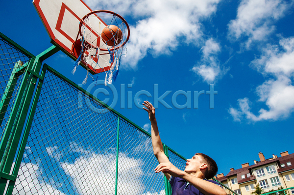 청춘(젊음) 남자 성인 성인남자한명만 한명 JPG 로우앵글 포토 해외이미지 건물 구름(자연) 농구 농구공 농구대 농구장 슛 야외 점프 주간 하늘