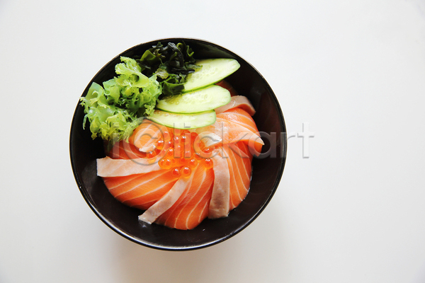 사람없음 JPG 포토 하이앵글 해외이미지 그릇 덮밥 상추 실내 연어덮밥 연어알 오이 일본음식 흰배경