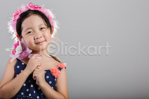 기쁨 행복 동양인 어린이 여자 한명 JPG 포토 해외이미지 고립 꽃 꽃다발 미소(표정) 백그라운드 왕관 작음 잡기 태국 표현 흰색