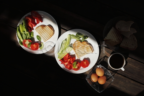사람없음 JPG 포토 하이앵글 해외이미지 건강식 계란 바질 실내 요리 접시 커피 컵 토마토 토스트