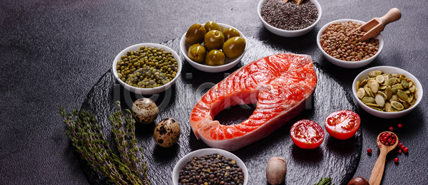 신선 준비 사람없음 JPG 포토 해외이미지 건강 검은색 그릴 날것 다이어트 레몬 로즈메리 맛 먹기 바다 백그라운드 빨간색 생식 소금 송어 스테이크 식당 식사 어둠 어류 연어 요리 육류 음식 재료 저녁식사 점심식사 접시 정상 조각 탁자 해산물 해외포토 허브