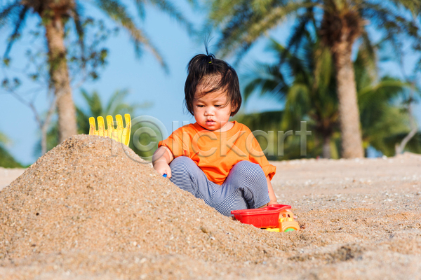 행복 동양인 백인 사람 아기 어린이 한명 JPG 포토 해외이미지 1 건물 놀이 딸 라이프스타일 모래 물 미소(표정) 바다 야외 양동이 여름(계절) 여행 장난 장난감 카피스페이스 태국 태양 휴가 흰색