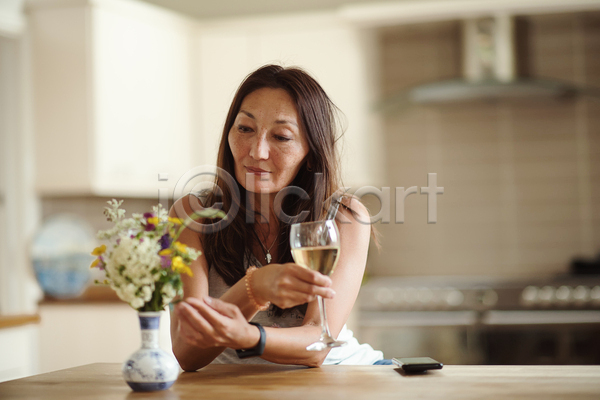 행복 사람 여자 한명 JPG 포토 해외이미지 꽃다발 라이프스타일 마시기 미소(표정) 브런치 아침 아침식사 음료 점심식사 주방 차(음료) 카페 커피 컵 탁자 흰색