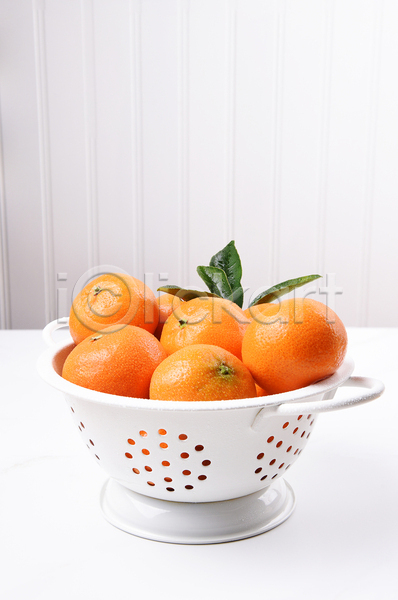 사람없음 JPG 포토 해외이미지 과일 귤 껍질 물 물방울 오렌지 음식 잎 초록색 카피스페이스 흰색