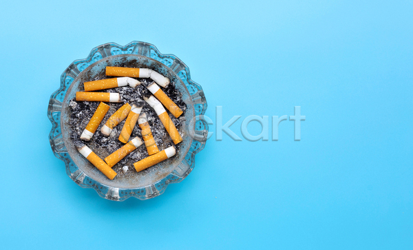 사람없음 JPG 포토 해외이미지 담배 담배꽁초 담뱃재 실내 재떨이 카피스페이스 파란배경 흡연