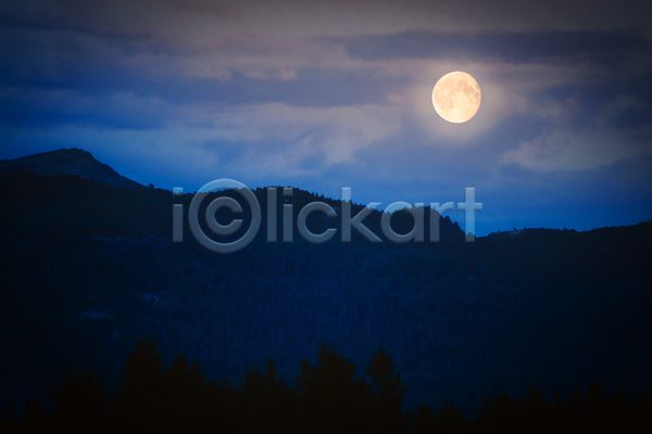 사람없음 JPG 포토 해외이미지 검은색 구름(자연) 나무 노란색 노르웨이 달 달빛 백그라운드 빛 산 산등성이 새벽 숲 스칸디나비아 야간 야외 어둠 여름(계절) 여행 자연 저녁 절정 파란색 풍경(경치) 하늘 황혼