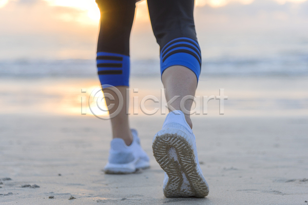성인 성인여자한명만 여자 한명 JPG 포토 해외이미지 다리 모래사장 야외 운동 운동복 일출 주간 태양 풍경(경치) 하늘 하반신