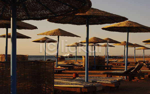 뜨거움 휴식 사람없음 JPG 포토 해외이미지 맑음 모래 물 바다 백그라운드 수건 양산 여름(계절) 여행 우산 의자 태양 파란색 하늘 휴가