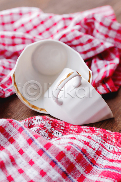 사람없음 JPG 포토 해외이미지 균열 깨짐 다리찢기 단절 머그컵 목재 빨간색 손상 수건 유리 접시 조각 주방 중국 컵 파멸 파편