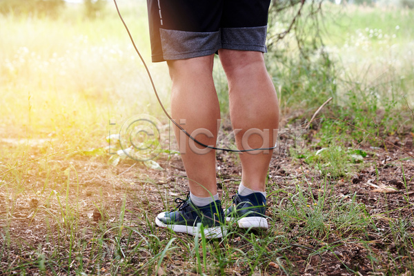 신체부위 JPG 뒷모습 포토 해외이미지 건강 다리(신체부위) 발 서기 운동복 유산소운동 줄넘기 풀(식물)