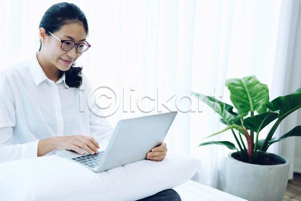 여자 한명 JPG 포토 해외이미지 노트북 라이프스타일 무선전화기 방 아침 연결 인터넷 주택 침대 침실 컴퓨터 통신
