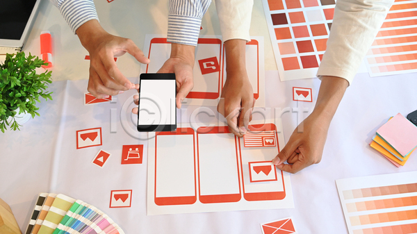 계획 설계 신체부위 JPG 포토 해외이미지 UI 놓기 디자이너 디자인 비즈니스 빨간색 손 스마트폰 종이 책상