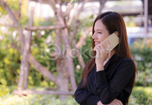 스마트 행복 동양인 사람 성인 여자 한명 JPG 포토 해외이미지 공원 대화 라이프스타일 모델 모바일 미소(표정) 야외 옛날 유행 핸드폰 흰색