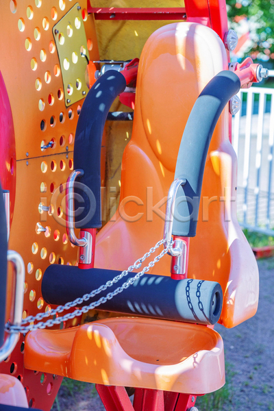 행복 휴식 사람없음 JPG 포토 해외이미지 놀이공원 놀이기구 맑음 야외 의자 주간 주말 주황색