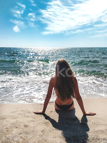 고요 뜨거움 행복 휴식 10대 사람 어린이 여자 한명 JPG 뒷모습 포토 해외이미지 건강 라이프스타일 모델 모래 물 바다 비키니 수영복 앉기 여름(계절) 여행 웰빙 자연 태양 파란색 하늘 혼자 휴가 흰색