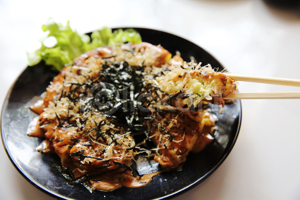 사람없음 JPG 아웃포커스 포토 해외이미지 들기 실내 오코노미야끼 일본음식 젓가락 젓가락질