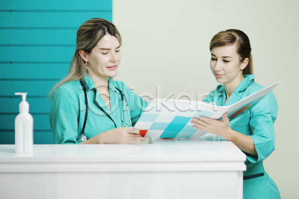 두명 성인 성인여자만 여자 JPG 앞모습 포토 해외이미지 간호사 병원 상반신 서기 실내 유니폼 의사 청진기