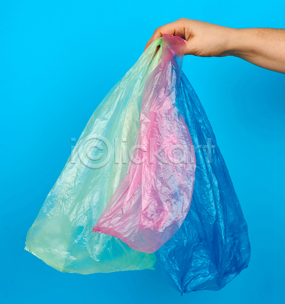 신체부위 JPG 포토 해외이미지 들기 비닐 비닐봉투 손 실내 에코 오브젝트 일회용 자연보호 잡기 제로웨이스트 파란배경